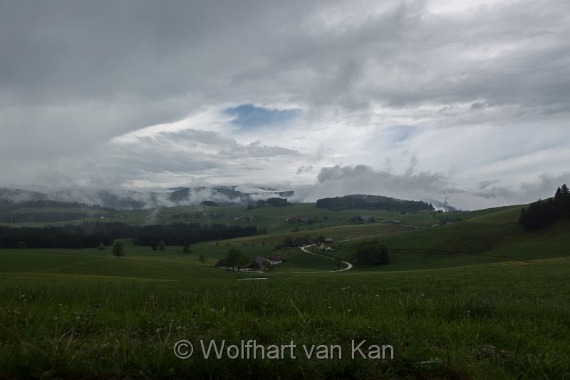 0K2A1787.jpg - 29.05.2016 Breitnau - Die Wolken kommen "zu Fuß" über die Berge. Die ersten Unwetter drohen!