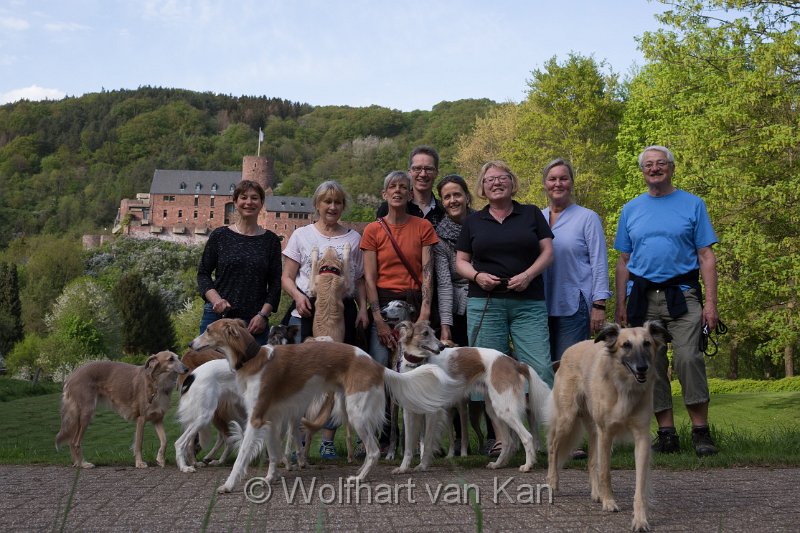 0K2A5800.jpg - Gruppenfoto vor Burg Hengebach