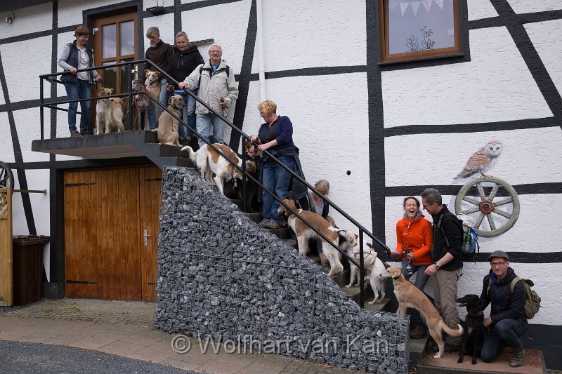 0K2A5996.jpg - Gruppenfoto auf der Hoteltreppe
